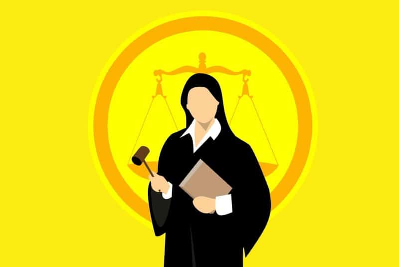 עורכת דין על רקע צהוב